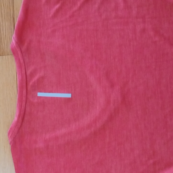 Coral  NWOT Large Zelos Short Sleeve V Neck Top Perfect Condition - Picture 5 of 5